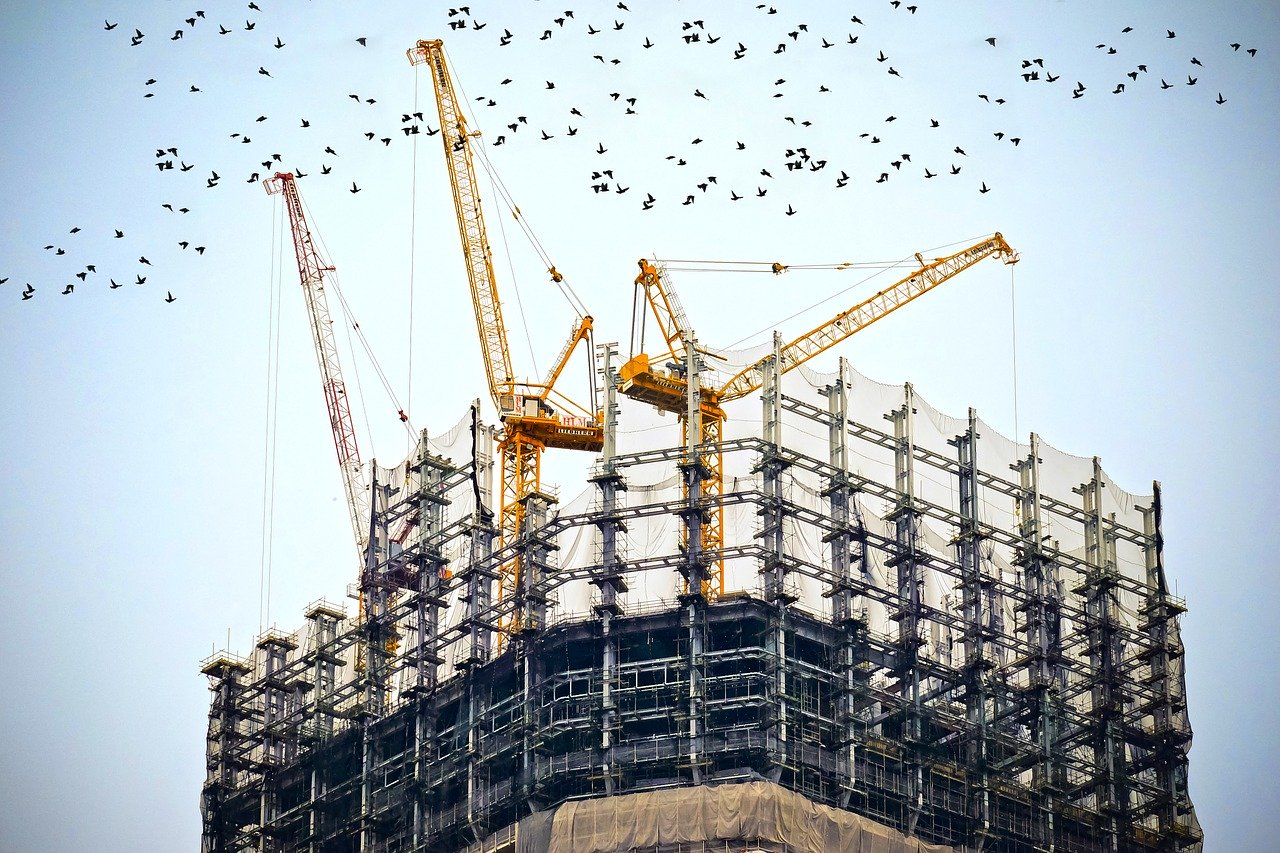 Baustelle mit Kränen und einem Gebäude im Bau